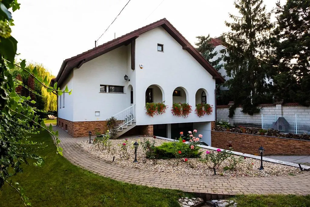 Mercedes Garden-1