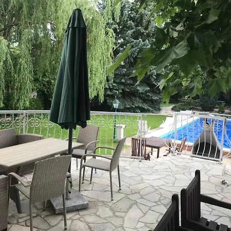 Mercedes Garden-2